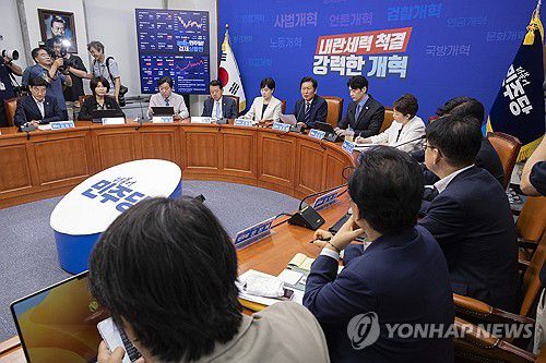 더불어민주당 정청래 대표 발언(서울=연합뉴스) 황광모 기자 = 더불어민주당 정청래 대표가 11일 국회에서 열린 최고위원회의에서 발언하고 있다. 2025.8.11 hkmpooh@yna.co.kr