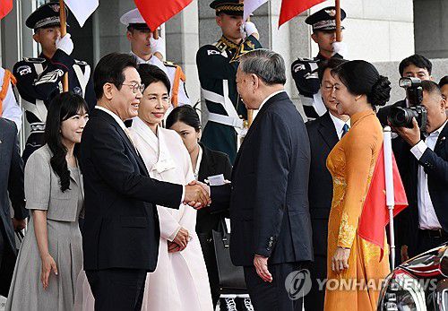 이재명 대통령, 또 럼 베트남 서기장과 인사(서울=연합뉴스) 홍해인 기자 = 이재명 대통령과 김혜경 여사가 11일 서울 용산 대통령실 청사에서 국빈 방문한 또 럼 베트남 당 서기장 부부를 맞이하고 있다. 2025.8.11 [대통령실통신사진기자단] hihong@yna.co.kr