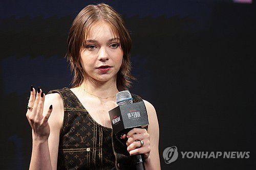 질문에 답하는 에마 마이어스(서울=연합뉴스) 류효림 기자 = 배우 에마 마이어스가 11일 서울 종로구 포시즌스호텔에서 열린 넷플릭스 시리즈 '웬즈데이' 시즌2 내한 기자간담회에서 질문에 답하고 있다. 2025.8.11 ryousanta@yna.co.kr