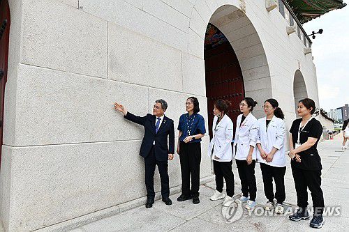 낙서 제거 완료된 경복궁 광화문 석축 확인하는 허민 국가유산청(서울=연합뉴스) 허민 국가유산청장이 11일 서울 경복궁 광화문 석축에서 낙서 제거 작업이 완료된 현장을 국립고궁박물관 유물과학과 보존처리팀 관계자들과 함께 확인하고 있다. 2025.8.11 [국가유산청 제공. 재판매 및 DB 금지] photo@yna.co.kr