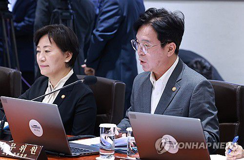 국무회의에서 발표하는 고용노동부 장관(서울=연합뉴스) 홍해인 기자 = 김영훈 고용노동부 장관이 29일 서울 용산 대통령실 청사에서 열린 국무회의에서 산업재해 관련 발표를 하고 있다. 2025.7.29 hihong@yna.co.kr