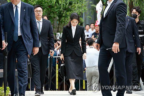김건희, 피의자 신분으로 특검 출석(서울=연합뉴스) 신현우 기자 = 윤석열 전 대통령 배우자 김건희 여사가 6일 서울 종로구 KT광화문빌딩 웨스트에 마련된 민중기 특별검사팀 사무실에 피의자 신분으로 출석하고 있다.     전·현직 대통령 부인이 수사기관에 피의자로 공개 출석하는 것은 헌정사상 처음이다. 2025.8.6 nowwego@yna.co.kr