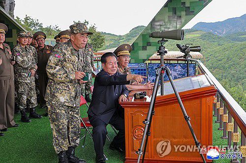 북한, 전술적 포병구분대 사격훈련경기 진행(평양 조선중앙통신=연합뉴스) 북한은 지난 11일 전군의 전쟁수행능력과 임전태세를 완비하기 위한 인민군 총참모부의 전투훈련계획에 따라 조선인민군 대연합부대관하 전술적 포병구분대들의 사격훈련경기를 진행했다고 조선중앙통신이 12일 보도했다. 이번 훈련은 박정천 노동당 중앙군사위원회 부위원장 겸 당 중앙위원회 비서가 참관했으며, 리영길 인민군 총참모장이 동행했다. 김정은 국무위원장은 참관하지 않았다. 2025.8.12      [국내에서만 사용가능. 재배포 금지. For Use Only in the Republic of Korea. No Redistribution] nkphoto@yna.co.kr