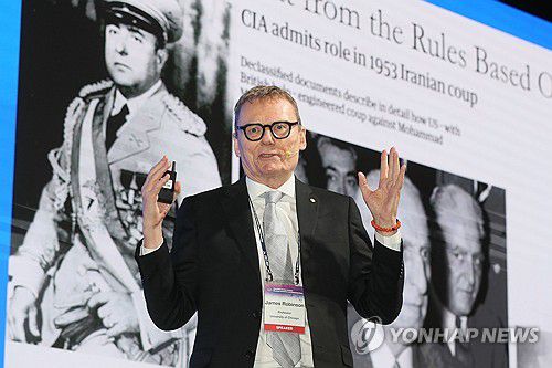 제32차 PECC 총회, 강연하는 제임스 로빈슨 시카고대학 교수(서울=연합뉴스) 제임스 로빈슨 시카고대학 교수(2024 노벨경제학상 수상자)가 12일 서울 영등포구 FKI타워 콘퍼런스센터에서 열린 '제32차 태평양경제협력위원회(PECC) 총회'에 참석해 특별강연을 하고 있다. 2025.8.12 [한국경제인협회 제공. 재판매 및 DB 금지] photo@yna.co.kr