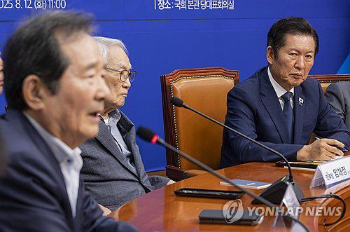 정세균 전 국무총리 발언듣는 정청래 대표(서울=연합뉴스) 황광모 기자 = 더불어민주당 정청래 대표가 12일 국회에서 열린 상임고문단 간담회에서 정세균 전 국무총리의 발언을 듣고 있다. 2025.8.12 hkmpooh@yna.co.kr