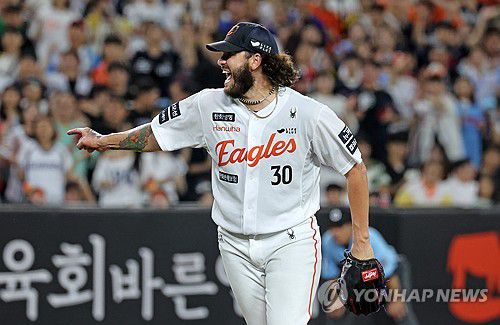 기록의 순간(대전=연합뉴스) 김준범 기자 = 12일 대전 한화생명이글스파크에서 열린 프로야구 롯데 자이언츠와 한화 이글스의 경기. 6회초 1사 1루 롯데 한태양을 삼진으로 잡은 한화 폰세가 환호하고 있다. 폰세는 이 삼진으로 최소경기 200탈삼진 기록을 세웠다. 2025.8.12 psykims@yna.co.kr