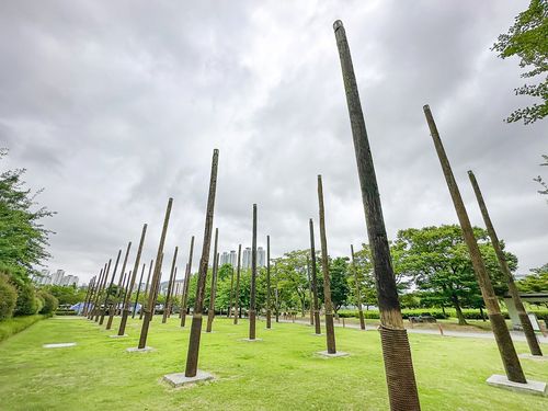 부산시민공원 내 '기억의 기둥'. 하야리아 부대 안에 남아있던 나무 전봇대를 재활용했다. [사진/권혁창 기자]