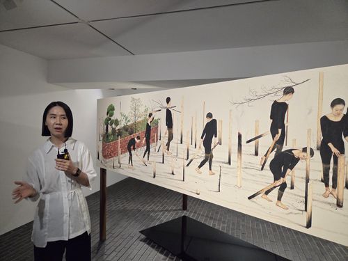 이진주 작가(서울=연합뉴스) 박의래 기자 = 이진주 작가가 12일 서울 종로구 아라리오갤러리 서울에서 자기 작품 '비좁은 구성'에 대해 설명하고 있다. 2025.8.13. laecorp@yna.co.kr