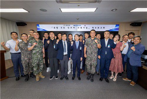 KT Enterprise부문 이행1본부장 이진권 상무(앞줄 왼쪽부터 6번째)와 국방부, 한국지능정보사회진흥원(NIA) 주요 관계자 [KT 제공]