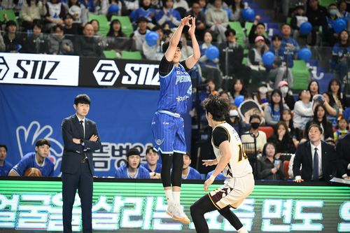 지난 시즌 경기 중 슛하는 전현우[KBL 제공. 재판매 및 DB 금지]