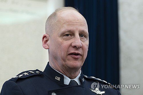 마이클 구틀라인 미국 우주군 대장(워싱턴DC UPI=연합뉴스 자료사진) 2025년 5월 20일 미국 워싱턴DC 소재 백악관에서 도널드 트럼프 대통령이 '골든 돔' 미사일 방어체계 구상을 발표하는 자리에 참석한 마이클 구틀라인 미국 우주군 대장. (Photo by Chris Kleponis/UPI) 2025.8.13.