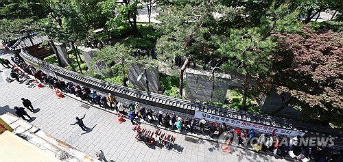 어버이날, 무료 급식 기다리는 어르신들(서울=연합뉴스) 김인철 기자 = 어버이날인 8일 서울 종로구 탑골공원 앞에서 어르신들이 무료 급식을 받기 위해 줄을 서고 있다. 2025.5.8 yatoya@yna.co.kr