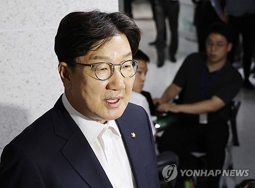 취재진 앞 압수수색 관련 발언하는 권성동 의원(서울=연합뉴스) 박동주 기자 = 국민의힘 권성동 의원이 지난달 18일 서울 여의도 국회 의원회관 자신의 의원실로 들어서며 압수수색 관련 입장을 밝히고 있다. 2025.7.18 pdj6635@yna.co.kr