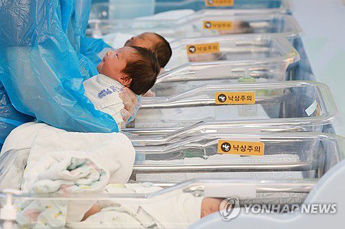 경기도 고양시 CHA의과학대학교 일산차병원 신생아실에서 간호사들이 아기를 돌보고 있다.[연합뉴스 자료사진]