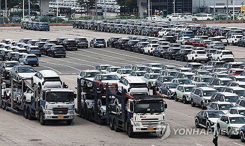 6월 경상수지 142.7억달러(평택=연합뉴스) 홍기원 기자 = 한국은행이 7일 발표한 국제수지 잠정 통계에 따르면 6월 경상수지는 142억7천만달러(약 19조7천700억원) 흑자로 집계됐다. 사진은 7일 경기도 평택항에 수출용 자동차가 세워져 있는 모습. 2025.8.7 xanadu@yna.co.kr