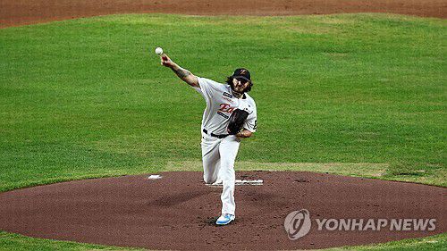 거침없이 질주하는 폰세(대전=연합뉴스) 김준범 기자 = 12일 대전 한화생명 볼파크에서 열린 프로야구 롯데 자이언츠와 한화 이글스의 경기. 1회초 한화 선발 폰세가 역투하고 있다. 폰세는 이날 15연승과 최소 경기 200탈삼진 기록에 도전한다. 2025.8.12 psykims@yna.co.kr