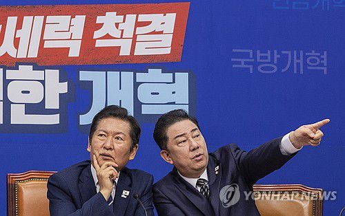 민주당 지도부의 대화(서울=연합뉴스) 황광모 기자 = 더불어민주당 정청래 대표(왼쪽)과 김병기 원내대표가 13일 국회에서 열린 최고위원회 도중 대화하고 있다. 2025.8.13 hkmpooh@yna.co.kr