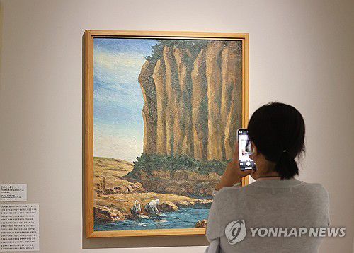 김인지 화백의 제주 풍경(서울=연합뉴스) 이재희 기자 = 13일 서울 중구 국립현대미술관 덕수궁관에서 열린 광복 80주년 기념 '향수, 고향을 그리다' 전시에서 취재진이 김인지 화백의 '애' 작품을 살펴보고 있다. 김환기, 유영국 등 한국 근현대 미술가 75명의 작품 200여 점을 선보이는 이번 전시는 11월 9일까지 열린다. 2025.8.13 scape@yna.co.kr