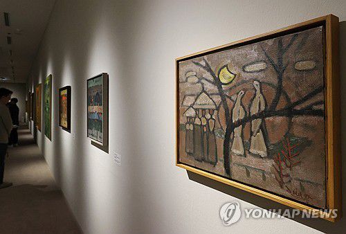 윤중식 화백의 '봄'(서울=연합뉴스) 이재희 기자 = 13일 서울 중구 국립현대미술관 덕수궁관에서 열린 광복 80주년 기념 '향수, 고향을 그리다' 전시에서 취재진이 작품을 살펴보고 있다. 김환기, 유영국 등 한국 근현대 미술가 75명의 작품 200여 점을 선보이는 이번 전시는 11월 9일까지 열린다. 2025.8.13 scape@yna.co.kr