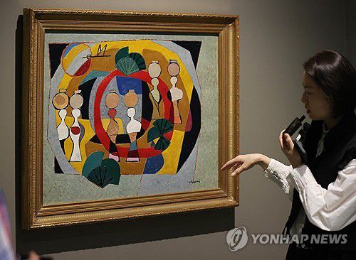 덕수궁에서 열린 광복 80주년 기념 전시(서울=연합뉴스) 이재희 기자 = 13일 서울 중구 국립현대미술관 덕수궁관에서 열린 광복 80주년 기념 '향수, 고향을 그리다' 전시에서 관계자가 김환기 화백의 작품을 설명하고 있다. 김환기, 유영국 등 한국 근현대 미술가 75명의 작품 200여 점을 선보이는 이번 전시는 11월 9일까지 열린다. 2025.8.13 scape@yna.co.kr