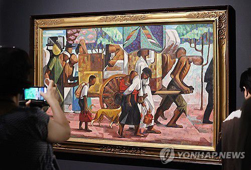 이수억 화백의 '6·25 동란'(서울=연합뉴스) 이재희 기자 = 13일 서울 중구 국립현대미술관 덕수궁관에서 열린 광복 80주년 기념 '향수, 고향을 그리다' 전시에서 취재진이 이수억 화백의 '6·25 동란' 작품을 살펴보고 있다. 김환기, 유영국 등 한국 근현대 미술가 75명의 작품 200여 점을 선보이는 이번 전시는 11월 9일까지 열린다. 2025.8.13 scape@yna.co.kr