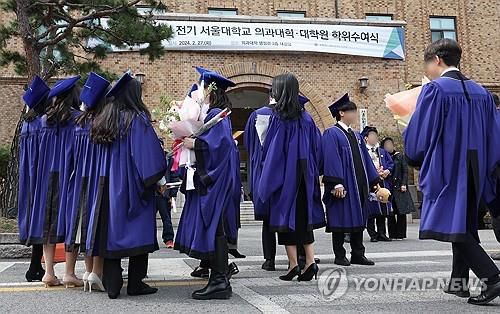 격세지감…어느덧 의대 절반가량이 여성     (서울=연합뉴스) 서울대학교 의과대학 졸업식에 참석한 학생들이 기념 촬영을 하기 위해 기다리고 있다. 2024.2.27