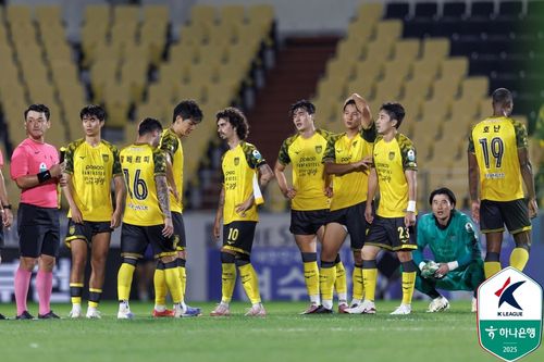 오심으로 선제골이 취소된 천안과 경기에서 패한 뒤 아쉬워하는 전남 선수들.[한국프로축구연맹 제공. 재판매 및 DB 금지]