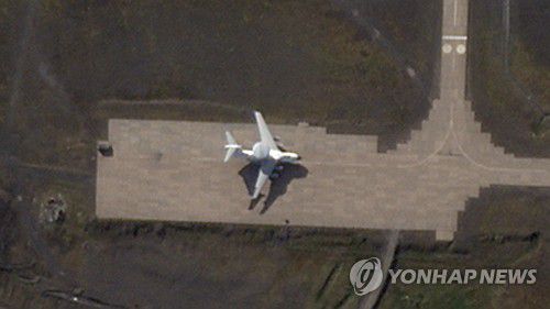 위성사진이 포착한 러시아 로가체보 군 비행장의 항공기 모습[로이터=연합뉴스. 재판매 및 DB 금지]