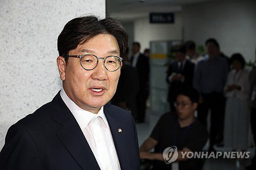 취재진 앞 압수수색 관련 발언하는 권성동 의원(서울=연합뉴스) 박동주 기자 = 국민의힘 권성동 의원이 지난달 18일 서울 여의도 국회 의원회관 자신의 의원실로 들어서며 압수수색 관련 입장을 밝히고 있다. 2025.7.18 pdj6635@yna.co.kr