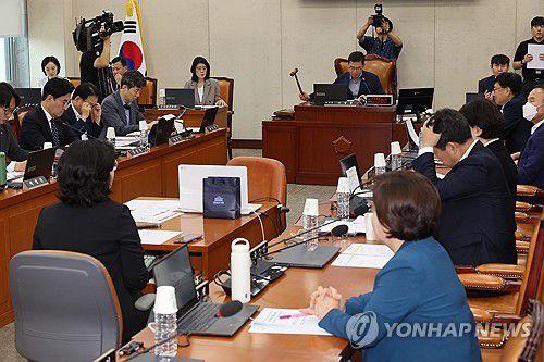 행정안전위원회 전체회의(서울=연합뉴스) 박동주 기자 = 5일 서울 여의도 국회에서 열린 행정안전위원회 전체회의에서 신정훈 위원장이 의사봉을 두드리고 있다. 2025.8.5 pdj6635@yna.co.kr