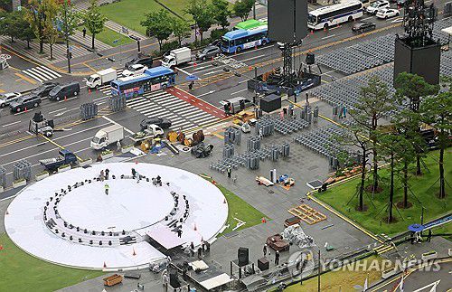 광복절 행사 준비로 분주한 광화문 광장(서울=연합뉴스) 이정훈 기자 = 광복절을 이틀 앞둔 13일 서울 광화문광장이 광복절 행사 및 국민임명식 행사 준비로 분주하다. 2025.8.13 uwg806@yna.co.kr