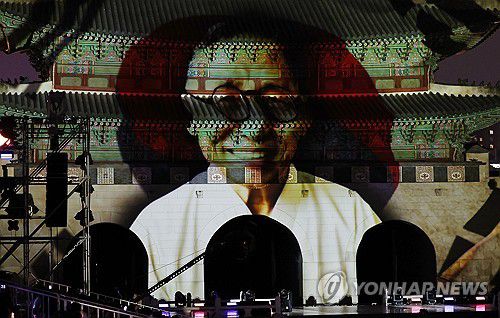 광복절 앞두고 열린 광복 80년 전야제(서울=연합뉴스) 서명곤 기자 = 14일 서울 경복궁 흥례문광장에서 열린 광복 80년 전야제 '우리는 빛이다' 행사에서 미디어아트가 펼쳐지고 있다. 2025.8.14 seephoto@yna.co.kr