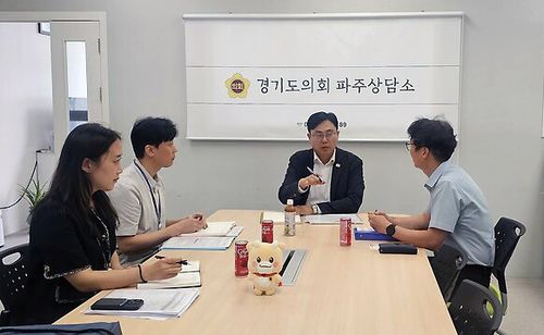 입주민 민원 상담하는 이용욱 경기도의원[이용욱 경기도의원 제공. 재판매 및 DB 금지]