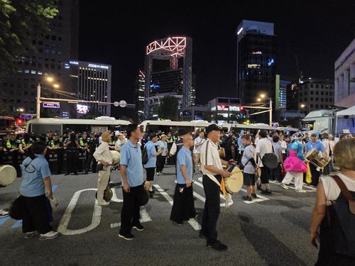 경찰이 광교교차로 일대에 쌓은 '차벽'[촬영 최원정]