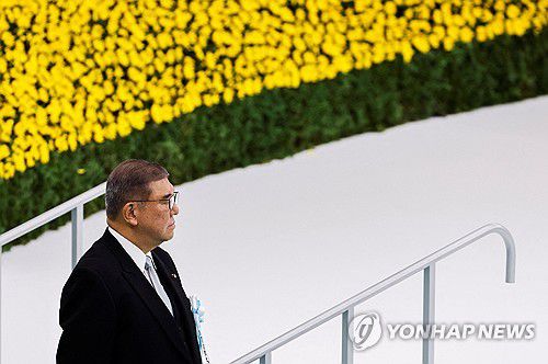 전국 전몰자 추도식 참석한 이시바 시게루 일본 총리(도쿄 로이터=연합뉴스) 이시바 시게루 일본 총리가 15일 도쿄에서 열린 전국 전몰자 추도식에 참석해 어딘가를 응시하고 있다.