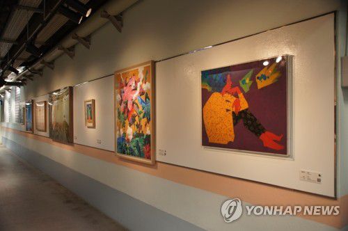 교도소에 국립현대미술관 미술은행 명작이(부산=연합뉴스) 부산교도소는 국립현대미술관 미술은행에서 대여한 미술품을 복도에 전시하고 있다고 16일 밝혔다. 앞으로 1년 동안 전시될 작품은 안성규 작가의 '경계'를 비롯해 총 12점이다. 2020.8.16 [부산교도소 제공. 재판매 및 DB 금지] handbrother@yna.co.kr