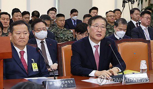 질의에 답변하는 박성재 법무부 장관(서울=연합뉴스) 김주형 기자 =  박성재 법무부 장관이 22일 국회에서 열린 '윤석열 정부의 비상계엄 선포를 통한 내란 혐의 진상규명 국정조사 특별위원회' 1차 청문회에서 의원 질의에 답변하고 있다. 왼쪽은 이상민 전 행정안전부 장관. 2025.1.22 kjhpress@yna.co.kr