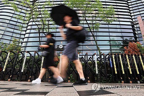 경찰, 광복절 국민임명식 중 일본 대사관 앞 행진 제한 통고(서울=연합뉴스) 서대연 기자 = 경찰이 15일 예정된 '제21대 대통령 국민 임명식'  중 시민단체의 주한일본대사관 앞 행진 계획에 일부 제한 통고를 한 것으로 알려진 가운데 14일 주한일본대사관이 있는 서울 종로구 트윈트리타워 앞에 경찰 바리케이드가 설치돼 있다.      진보성향 단체 8·15범시민대회 추진위원회는 광복절 집회를 연 뒤 오후 8시 30분께 행진을 시작해 안국역을 거쳐 일본대사관이 있는 율곡로, 미국대사관이 있는 세종대로 쪽으로 행진할 예정이다. 경찰은 행진 구간 인근에서 정부 행사가 개최되고, 외교공관이 인근에 있다는 이유로 행진 계획에 일부 제한 통고를 한 것으로 전해졌다. 2025.8.14 dwise@yna.co.kr
