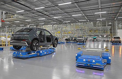 차체 및 부품 나르는 자율이동로봇    (엘라벨[미 조지아]=연합뉴스) 김보경 기자 = 지난 27일(현지시간) 미국 조지아주 서배너 엘라벨에 위치한 '현대차그룹 메타플랜트 아메리카'(HMGMA). 사진은 차체 및 부품 나르는 자율이동로봇. 2025.3.30 [현대차그룹 제공. 재판매 및 DB 금지] photo@yna.co.kr