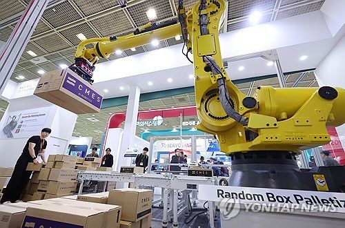 제품 분류와 적재를 자동으로    (서울=연합뉴스) 김도훈 기자 = 12일 서울 강남구 코엑스에서 열린 '2025 스마트공장·자동화 산업전'에 참가한 한 업체 부스에서 AI를 활용한 물류 분류시스템이 시연되고 있다.     해당 시스템은 별도로 설치된 카메라를 통해 AI 시스템이 물품을 분류하고 정보를 다관절로봇으로 전달해 자동으로 팔레트 위에 제품들을 쌓아 올릴 수 있도록 한다. 2025.3.12 superdoo82@yna.co.kr