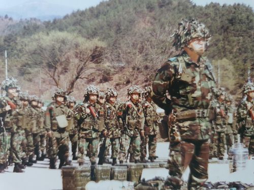 전술훈련 지휘 중인 대대장(중령. 맨 앞) 시절 전인범 전 특전사령관[본인 제공]