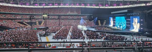 런던 웸블리 스타디움 무대 선 블랙핑크(런던=연합뉴스) 김지연 특파원 = 걸그룹 블랙핑크가 15일(현지시간) 오후 영국 런던 웸블리 스타디움에서 월드투어 '데드라인' 런던 첫 공연을 펼치고 있다. 2025.8.16 cherora@yna.co.kr