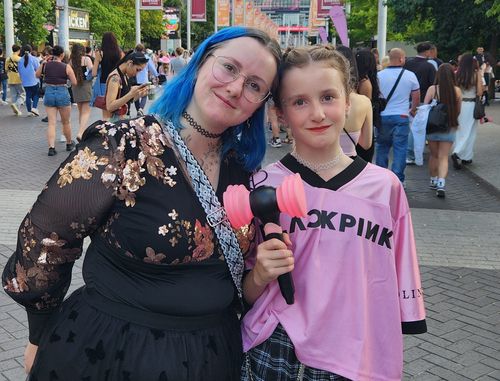 블랙핑크 런던 공연 찾은 유럽 팬들(런던=연합뉴스) 김지연 특파원 = 걸그룹 블랙핑크의 공연 첫날인 15일(현지시간) 오후 영국 런던 웸블리 스타디움 앞에서 팬들이 인터뷰 후 포즈를 취하고 있다. 2025.8.16 cherora@yna.co.kr