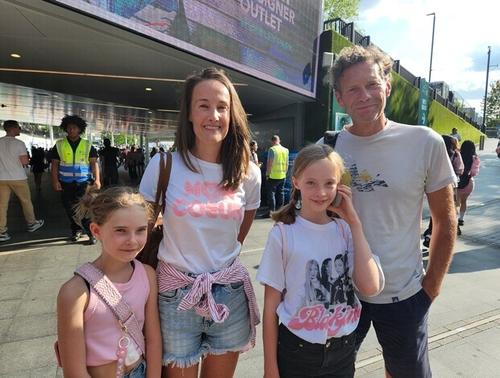 블랙핑크 런던 공연 찾은 유럽 팬들(런던=연합뉴스) 김지연 특파원 = 걸그룹 블랙핑크의 공연 첫날인 15일(현지시간) 오후 영국 런던 웸블리 스타디움 앞에서 팬들이 인터뷰 후 포즈를 취하고 있다. 2025.8.16 cherora@yna.co.kr