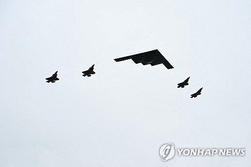 푸틴 대통령이 앵커리지에 도착했을 때 상공을 난 B-2 폭격기와 F-35 전투기[AFP=연합뉴스 자료사진. 재판매 및 DB 금지]