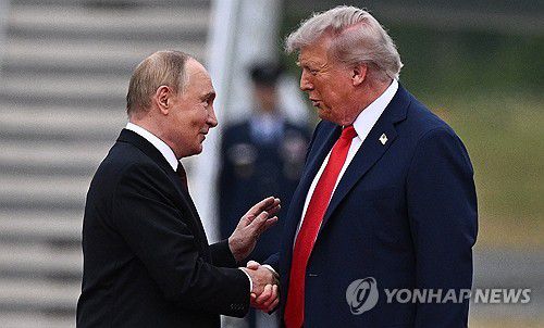 손 맞잡은 푸틴과 트럼프[EPA=연합뉴스 자료사진. 재판매 및 DB 금지]