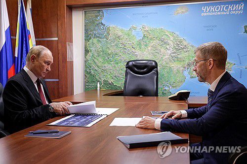 추코트카에서 지역 주지사 만난 푸틴 러시아 대통령[타스 연합뉴스. 재판매 및 DB 금지]