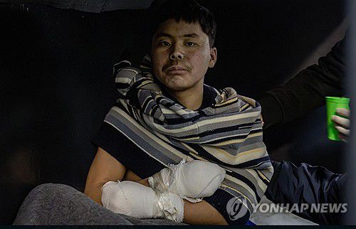 러-우 전쟁에서 우크라이나군에 생포된 북한군젤렌스키 우크라이나 대통령은 2025년 1월 11일 우크라이나군이 러시아 서부 쿠르스크 지역에서 북한 군인 2명을 생포했다고 밝혔다. [젤렌스키 엑스 캡처]