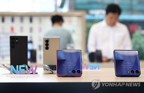 갤럭시 Z7 시리즈 둘러보는 시민들[연합뉴스 자료사진]