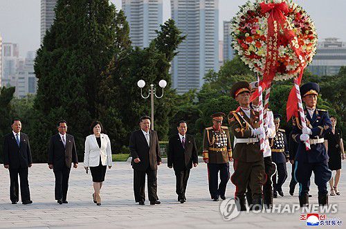 북한 김정은, 광복 80주년 맞아 해방탑에 헌화(평양 조선중앙통신=연합뉴스) 김정은 북한 국무위원장이 조국해방(광복) 80주년을 맞아 지난 15일 옛 소련군을 추모하는 해방탑을 찾아 헌화했다고 조선중앙통신이 16일 보도했다. 2025.8.16      [국내에서만 사용가능. 재배포 금지. For Use Only in the Republic of Korea. No Redistribution] nkphoto@yna.co.kr